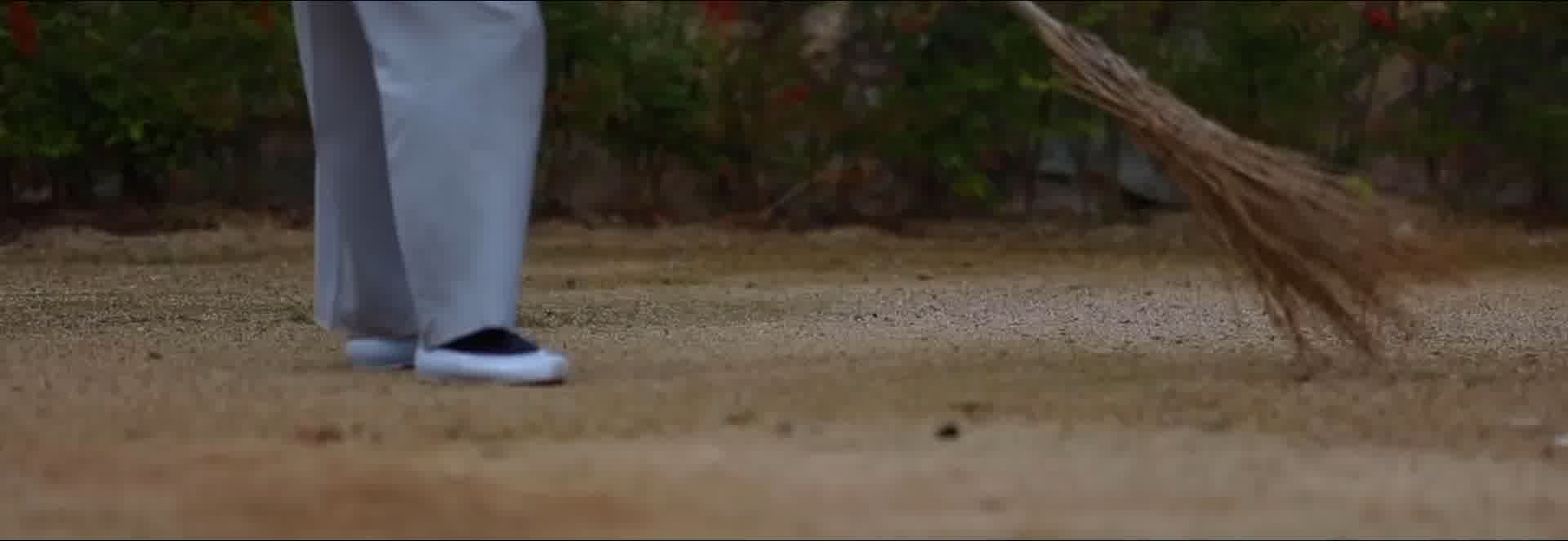 院子早上，扫地声音，鸟叫声音