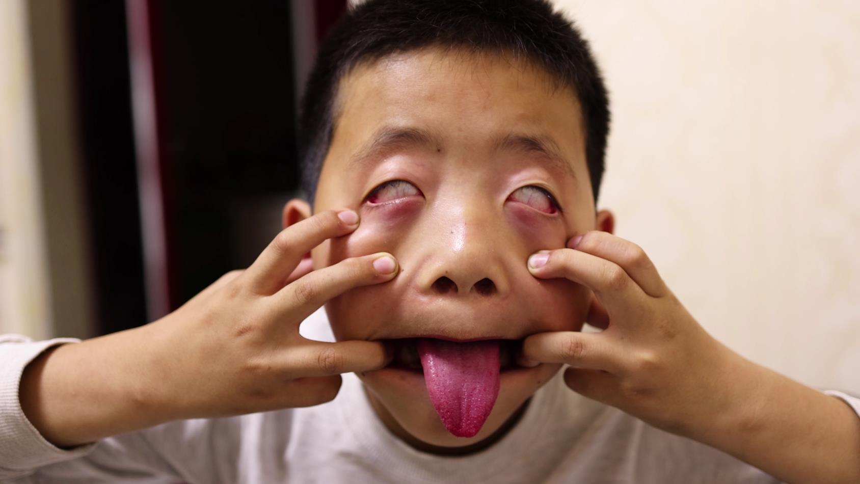 4K 万圣节扮鬼脸恶作剧的小男孩