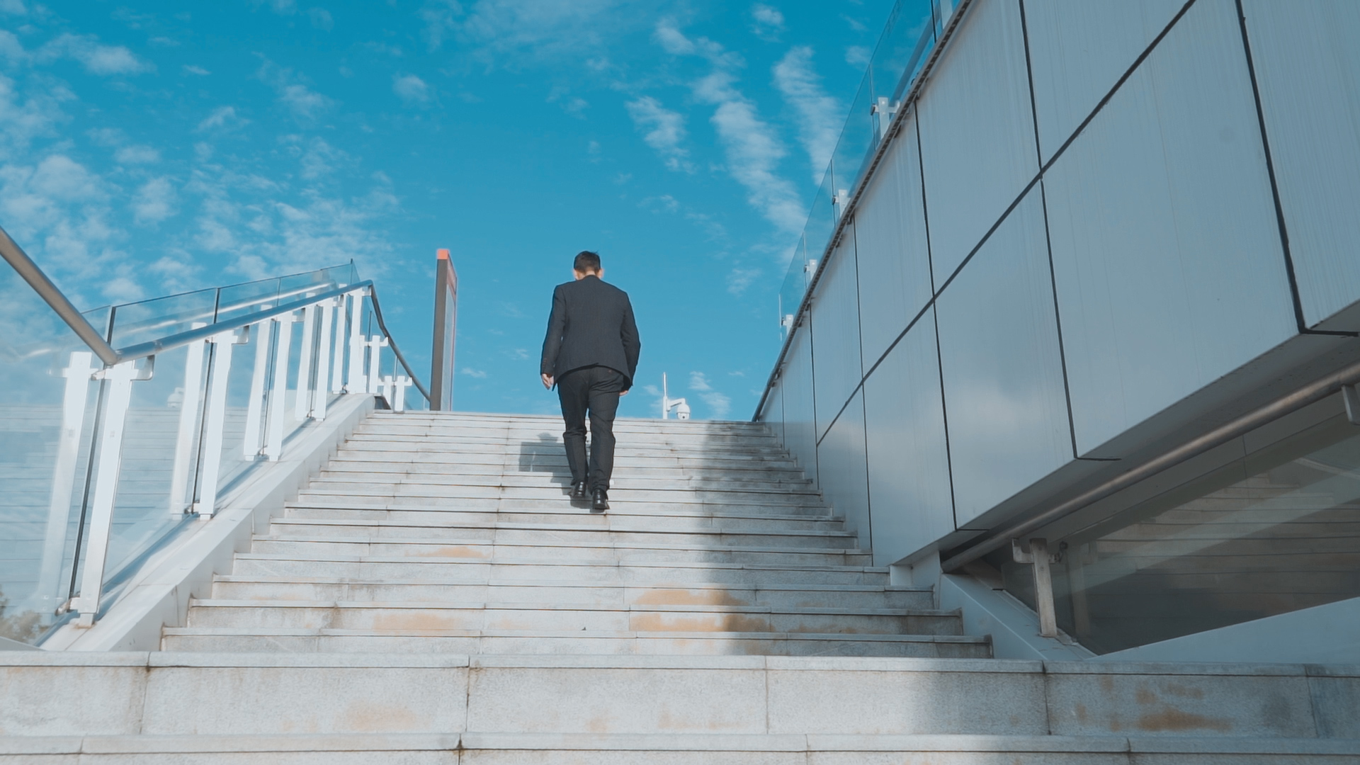 企业宣传片成功人士行走背影意境逆光剪影