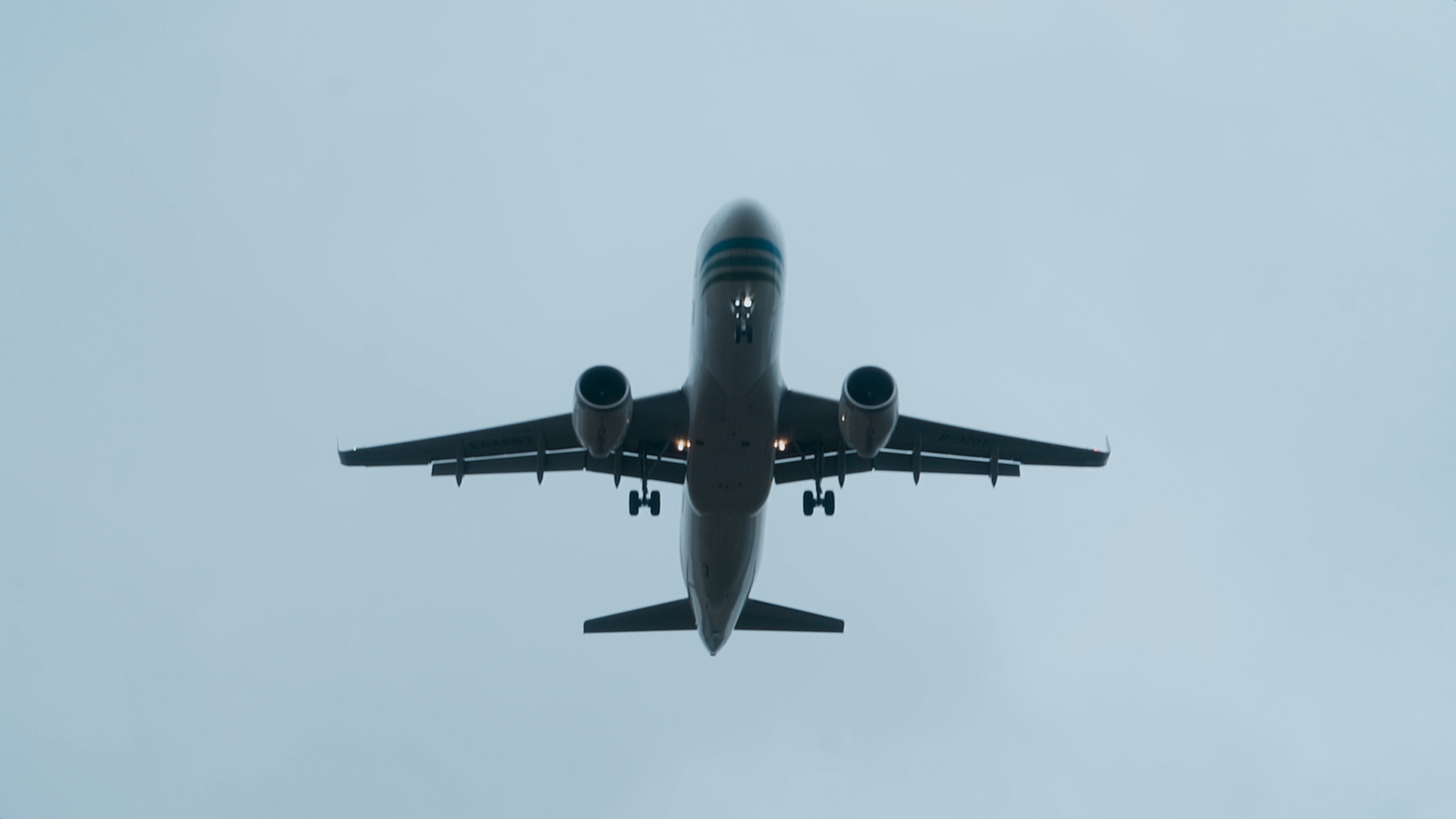 飞机飞过头顶飞机降落机场商务出行航空旅行