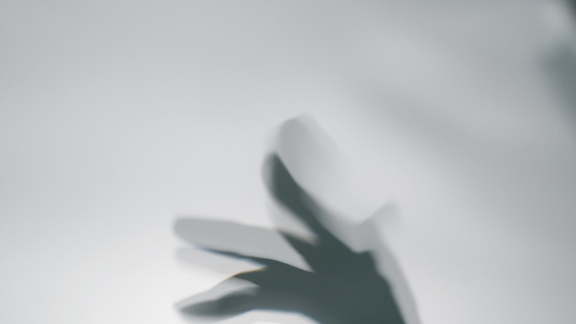 手的影子倒映在水里的意境视频素材 手的影子倒映在水里的意境视频素材