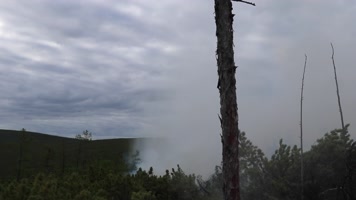 应急直升机演习打水灭森林大火