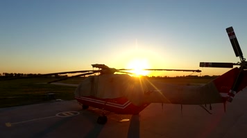 逆光直升机剪影