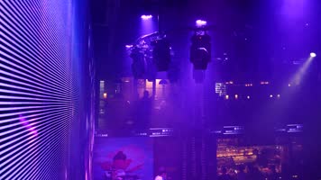 音乐餐吧酒吧驻唱歌手唱歌4k视频素材 音乐餐吧酒吧驻唱歌手唱歌4k视频素材