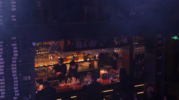 酒吧吧台调酒师在调酒调制饮料4k视频素材