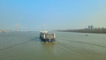 航拍安庆市繁忙的长江航道和来往的船只