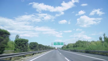 蓝天白云高速出行