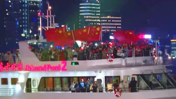 上海外滩群众挥舞红旗为国献礼