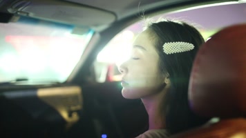 美女在车里侧颜杀