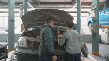 汽车维修工厂机修工人更换空气滤清器