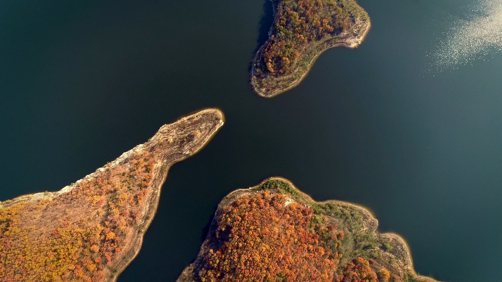原创航拍秋天水库山脉湖泊风光