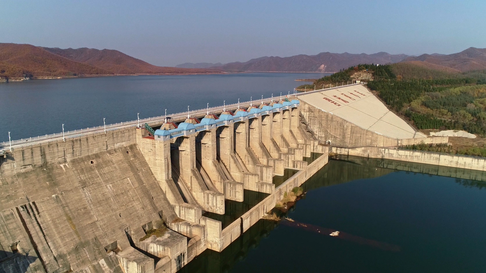 原创航拍秋天水库山脉湖泊风光