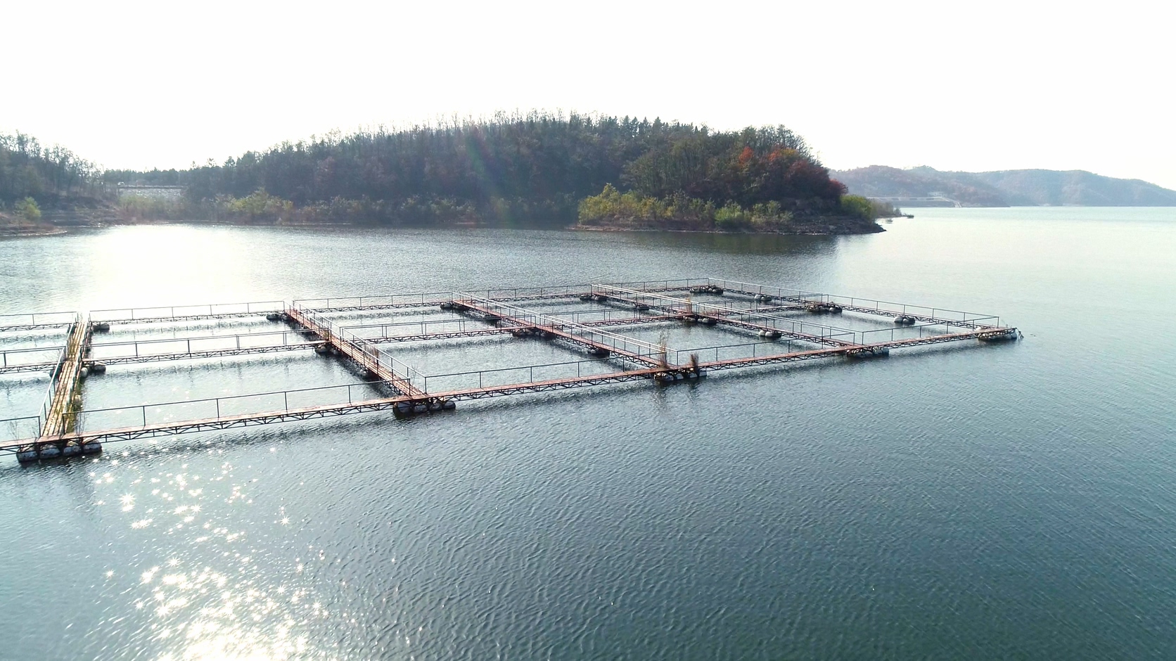原创航拍秋天水库山脉湖泊风光
