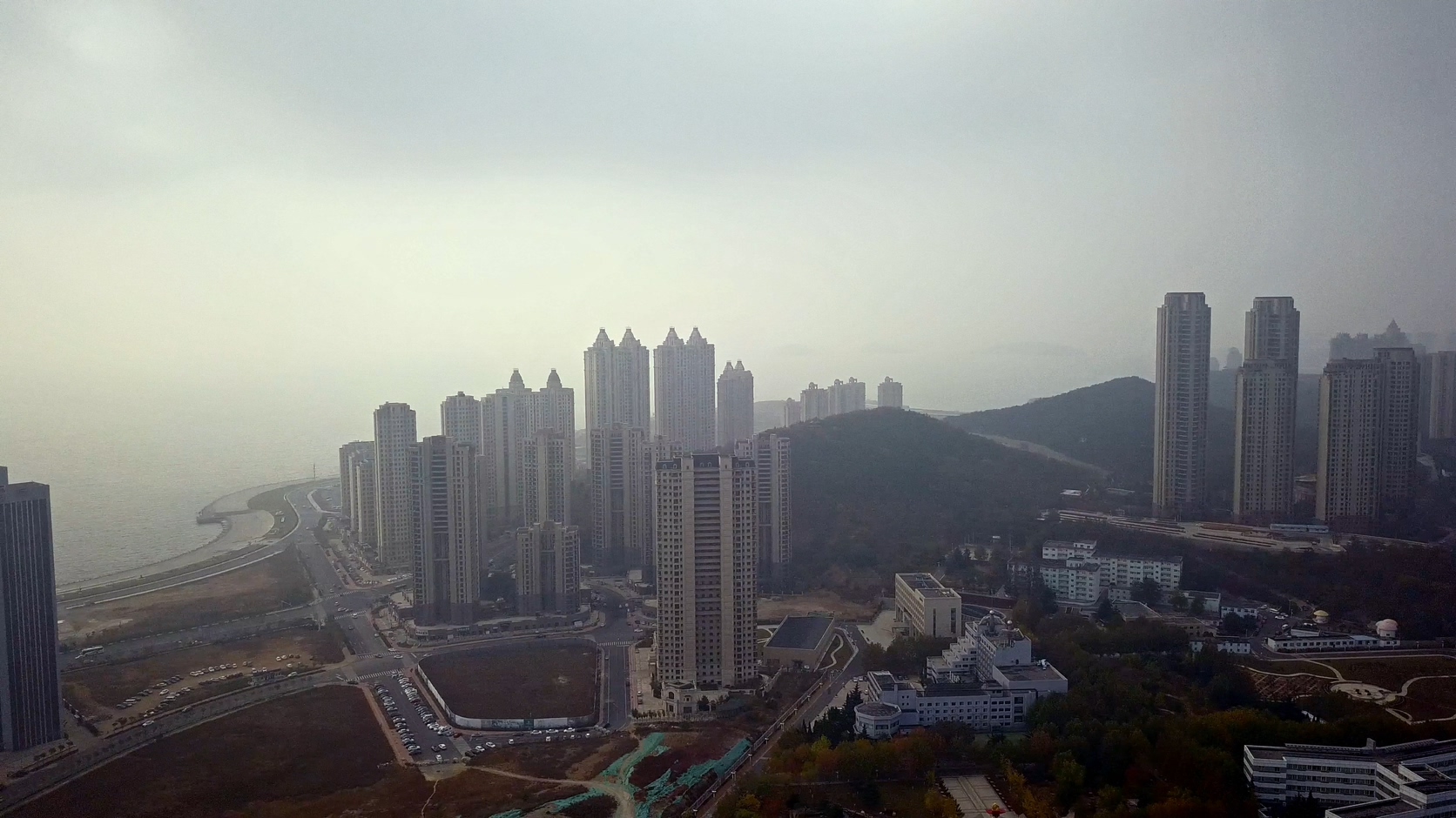 原创航拍雾霾中的现代都市