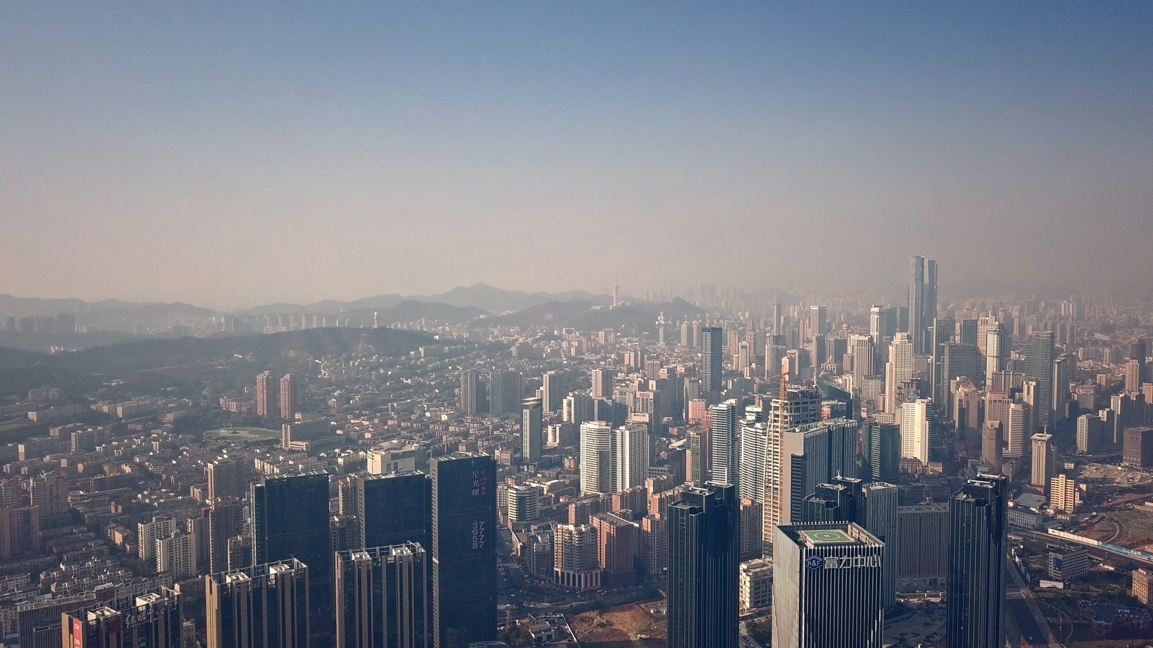 原创航拍雾霾中的现代都市