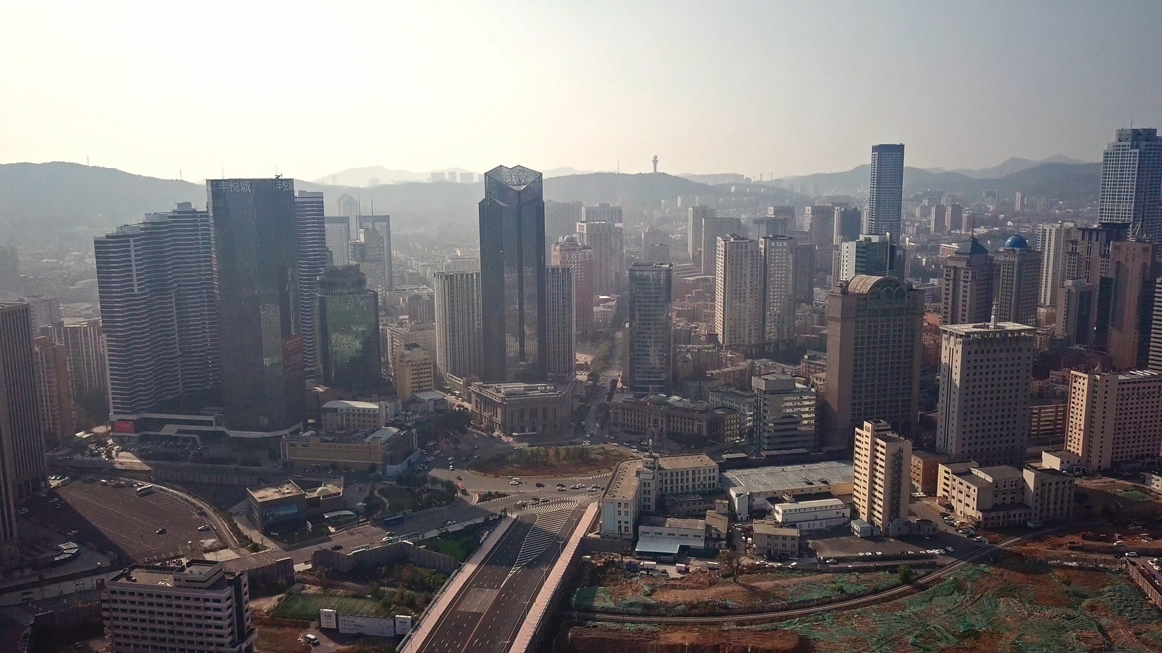 原创航拍雾霾中的现代都市