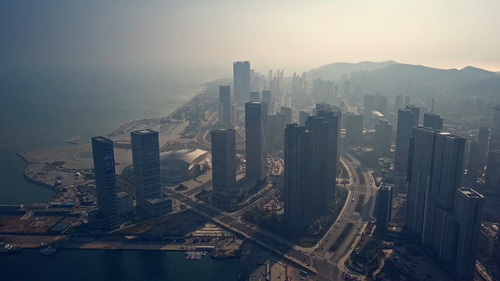 原创航拍雾霾中的现代都市