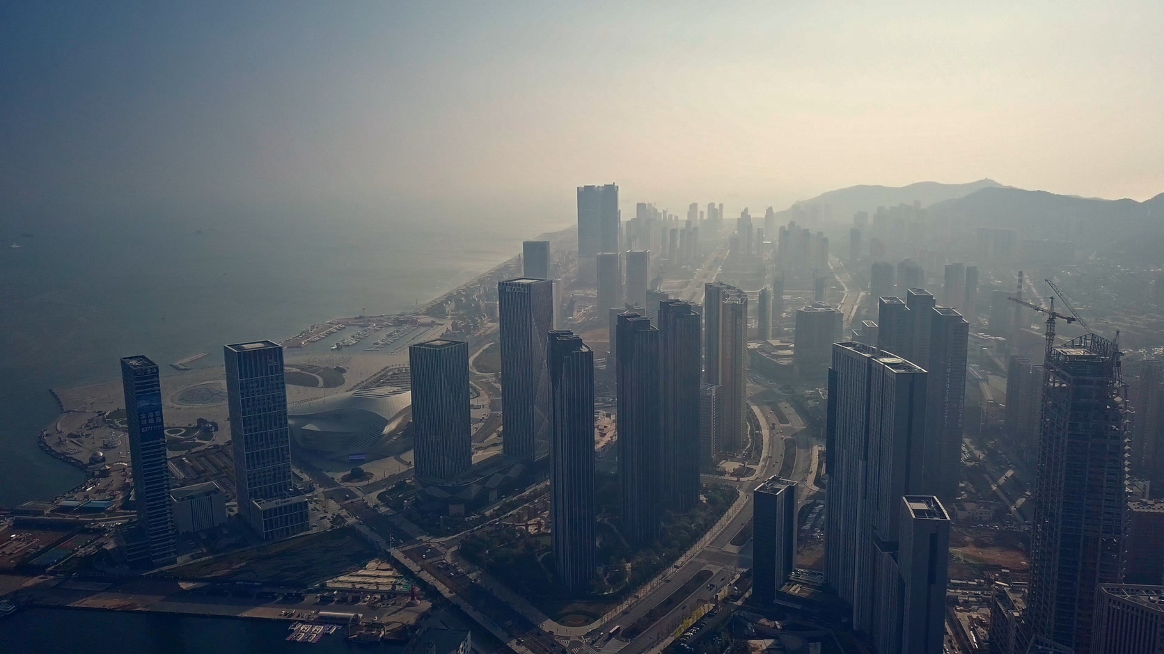 原创航拍雾霾中的现代都市