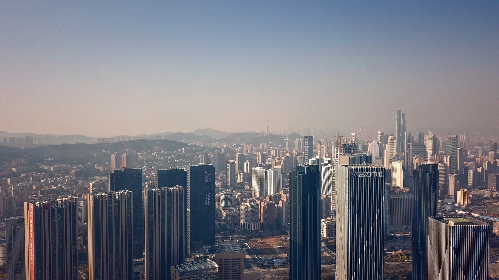 原创航拍雾霾中的现代都市