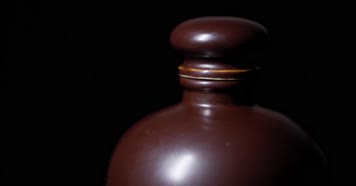 4k升格实拍土陶酒罐酒坛瓶身展示酿酒水花