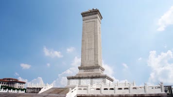 和平鸽飞过人民英雄纪念碑白鸽飞翔缅怀先烈