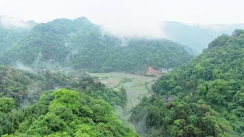 航拍青山绿水田园溪水房舍