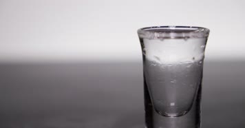 4k升格实拍玻璃酒瓶身展示酿酒倒酒碰碗花