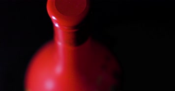 4k升格实拍婚礼喜酒瓶身展示倒白酒水花