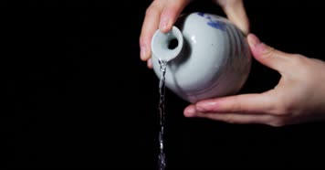 4k升格实拍酒瓶酒罐酒坛各种倒酒水花合集