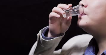 4k升格实拍玻璃酒瓶身展示酿酒倒酒碰碗花