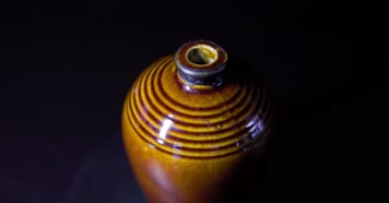 4k升格实拍土陶酒罐酒坛瓶身展示酿酒水花