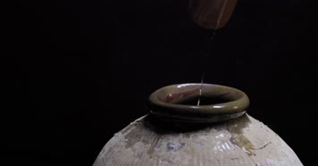 黄酒开坛喝酒碰碗水花高速合集4k升格实拍