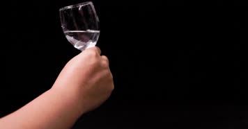 4k升格实拍白酒杯各种倒酒水花流体合集