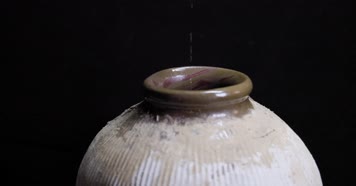 酒瓶酒罐黄酒开坛碰碗水花高速合集4k升格