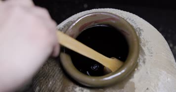 黄酒开坛喝酒碰碗水花高速合集4k升格实拍