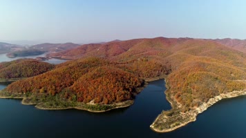 原创航拍秋天水库山脉湖泊风光