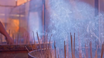 泰国清迈街景寺庙拜佛求签烧香佛教佛像旅行