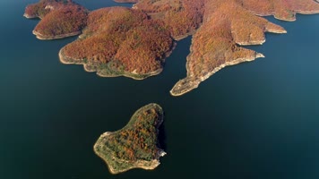 原创航拍秋天水库山脉湖泊风光