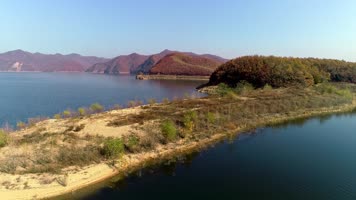 原创航拍秋天水库山脉湖泊风光