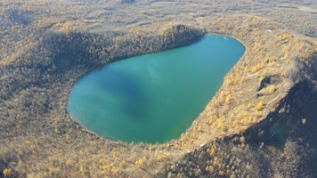 航拍阿尔山火山口像大脚印的驼峰岭天池