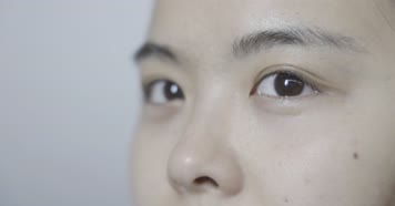 眼镜女睁眨眼情绪泪中带笑悲伤抑郁失落希望