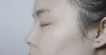 眼镜女男人睁眨眼思考决定觉醒商务仰望未来