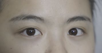 眼镜女男人睁眨眼思考决定觉醒商务仰望未来