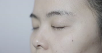 眼镜女男人睁眨眼思考决定觉醒商务仰望未来