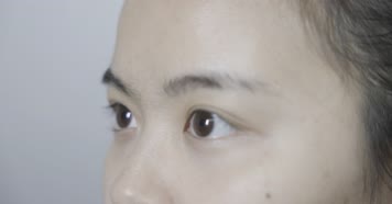 眼镜女男人睁眨眼思考决定觉醒商务仰望未来