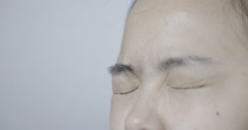 眼镜女睁眨眼情绪悲伤痛苦哀愁抑郁哭泣失落