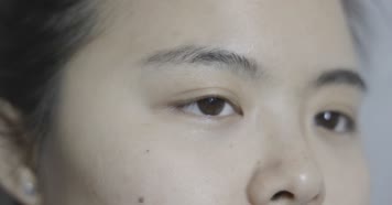 眼镜女男人睁眨眼思考决定觉醒商务仰望未来