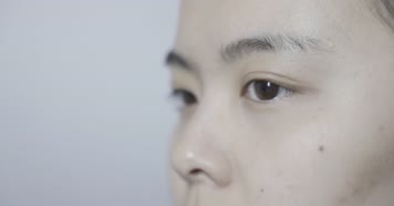 眼镜女男人睁眨眼思考决定觉醒商务仰望未来