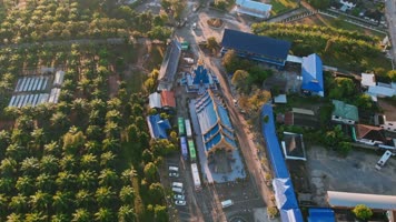 泰国清莱府蓝庙游客烧香拜佛寺庙佛教