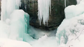 雪景下雪冰瀑溪流